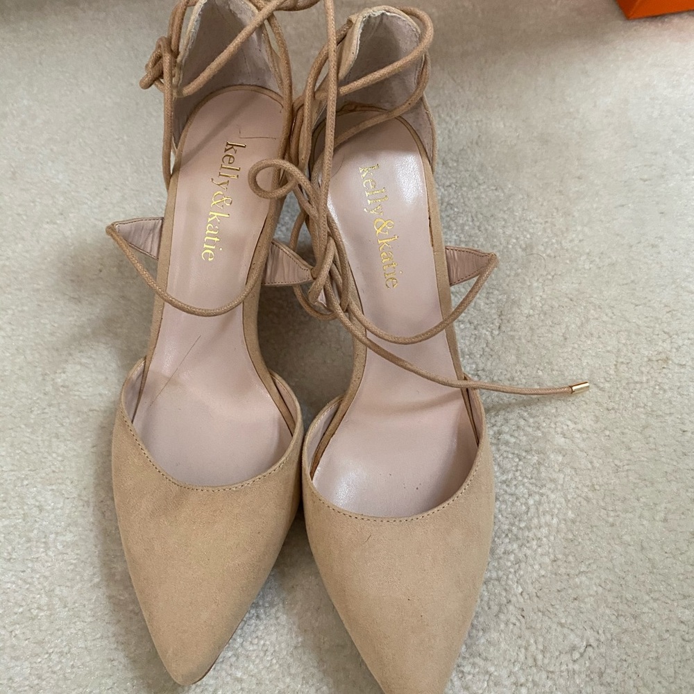 Lace up pump